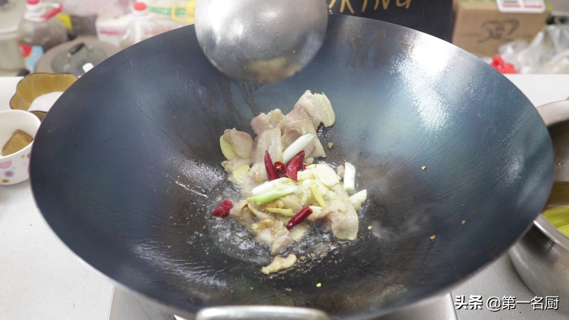 这才是干锅手撕包菜的家常做法，不焯水不过油，爽脆可口越吃越香