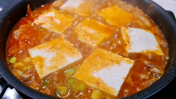 #美食说出“新年好”# 韩式五花肉泡菜锅