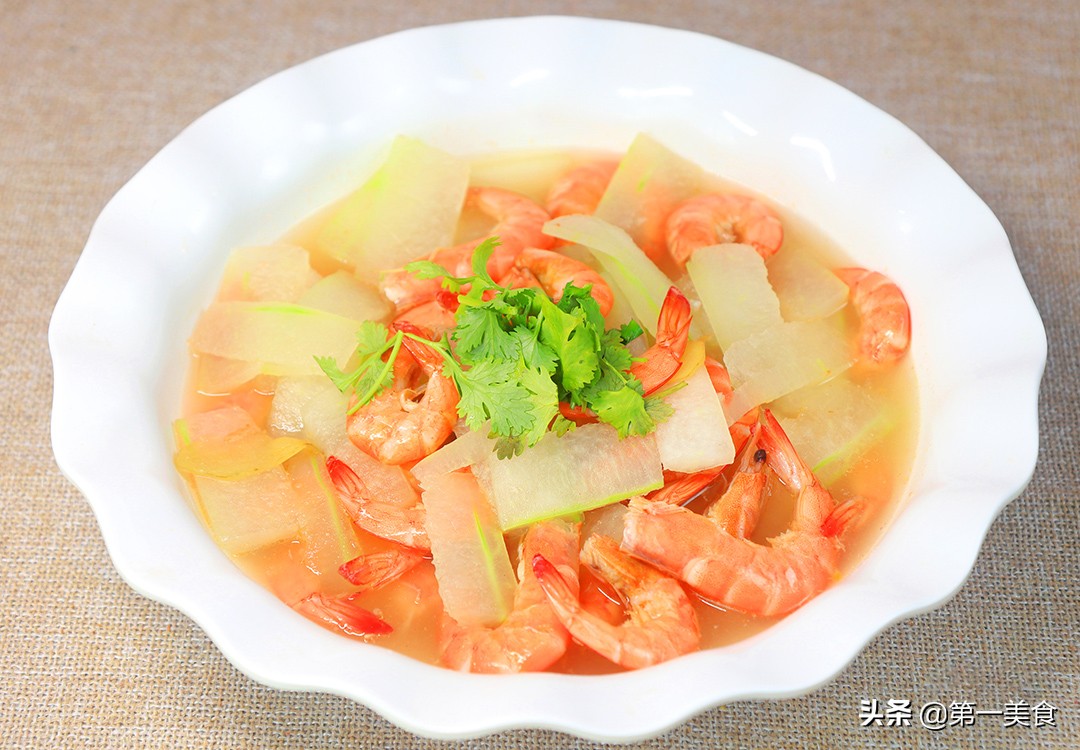 冬瓜搭配大虾简单一炖，原汁原味，清淡营养，好喝到连汤汁都不剩