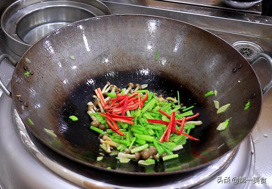 蟹味菇炒芹菜不要直接下锅炒，多加这一步，芹菜清脆不出水