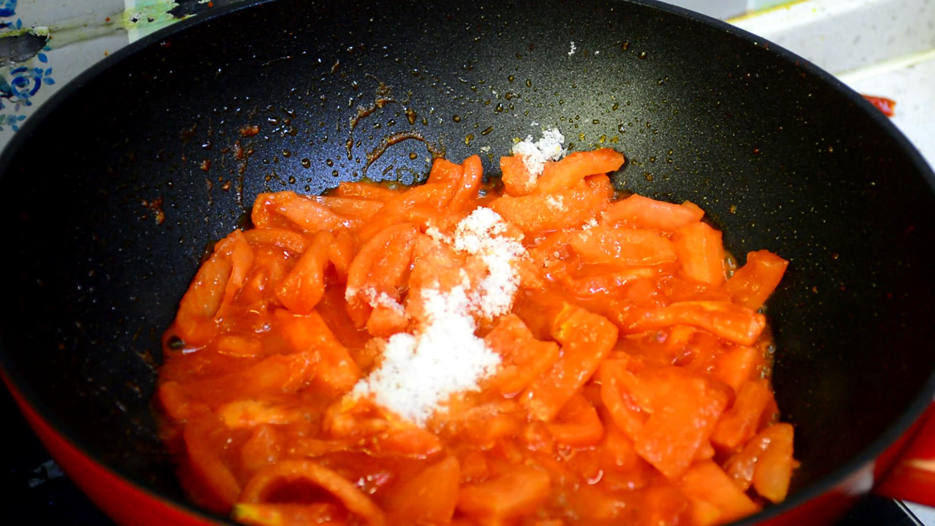 给年夜饭添一道“西红柿炖牛腩”，肉质软烂汤鲜美，寓意牛气冲天