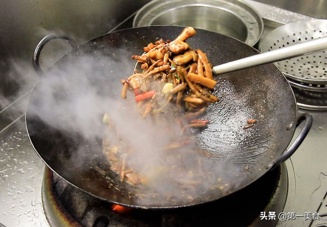 鸡肉和茶树菇这样一起炖，鲜到骨子里，厨师长分享地道农家做法
