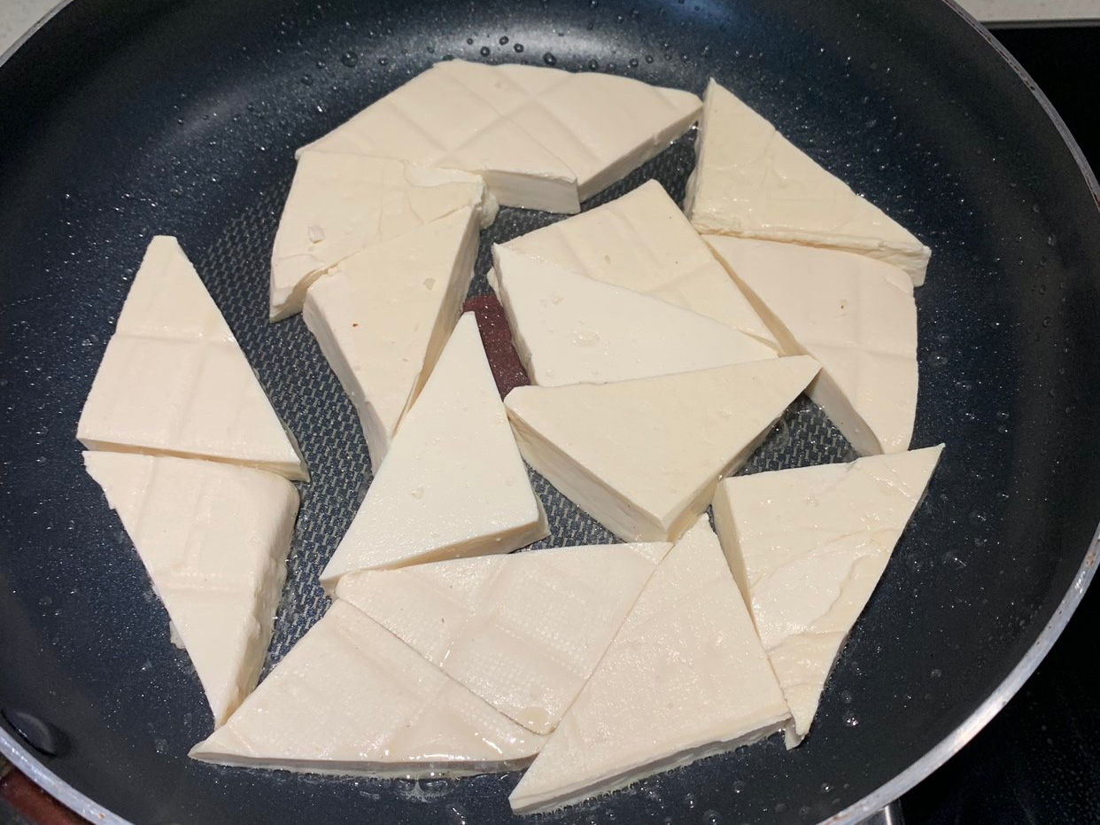 学会红烧豆腐的做法，隔三岔五烧着吃，美味又下饭，比吃肉都过瘾