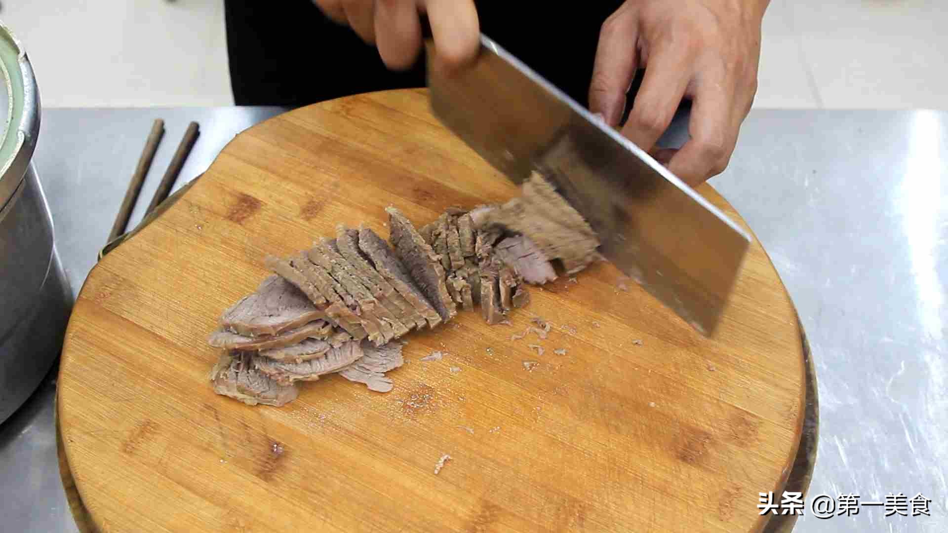 厨师长教你一个火锅底料的熬制方法，油而不腻简单美味，至冬佳品
