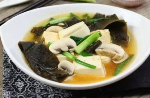 清爽可口的海带豆腐汤，食材简单用时较短，营养丰富，鲜香又美味