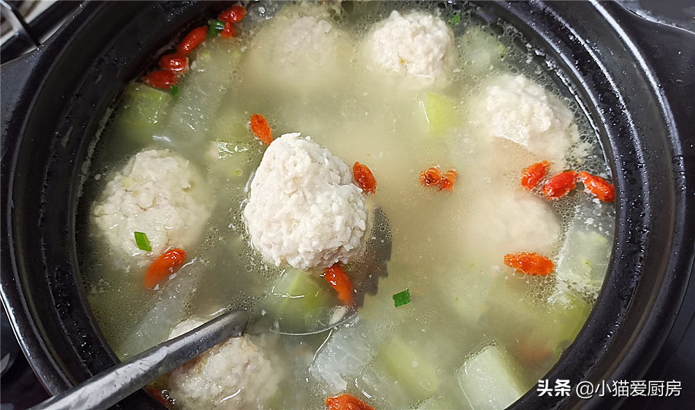 “冬瓜丸子汤”这么做，味道不仅鲜美，好吃还不腻，做一锅不够吃