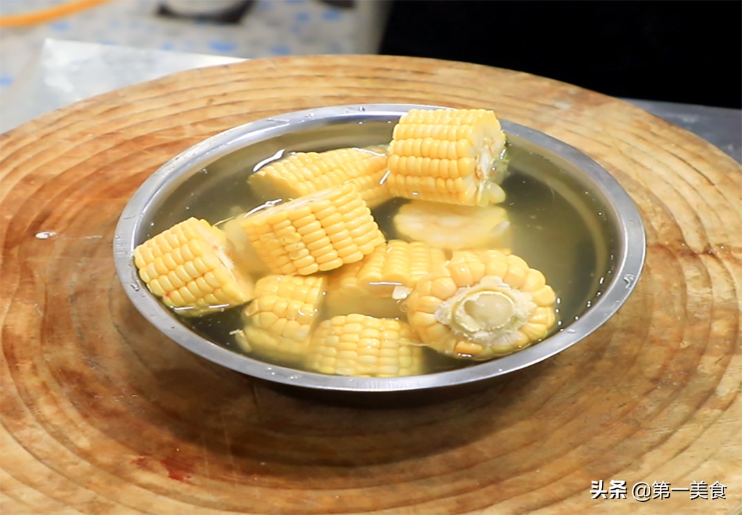 玉米排骨最家常做法，汤白肉鲜又营养，清淡不油腻，简单易学