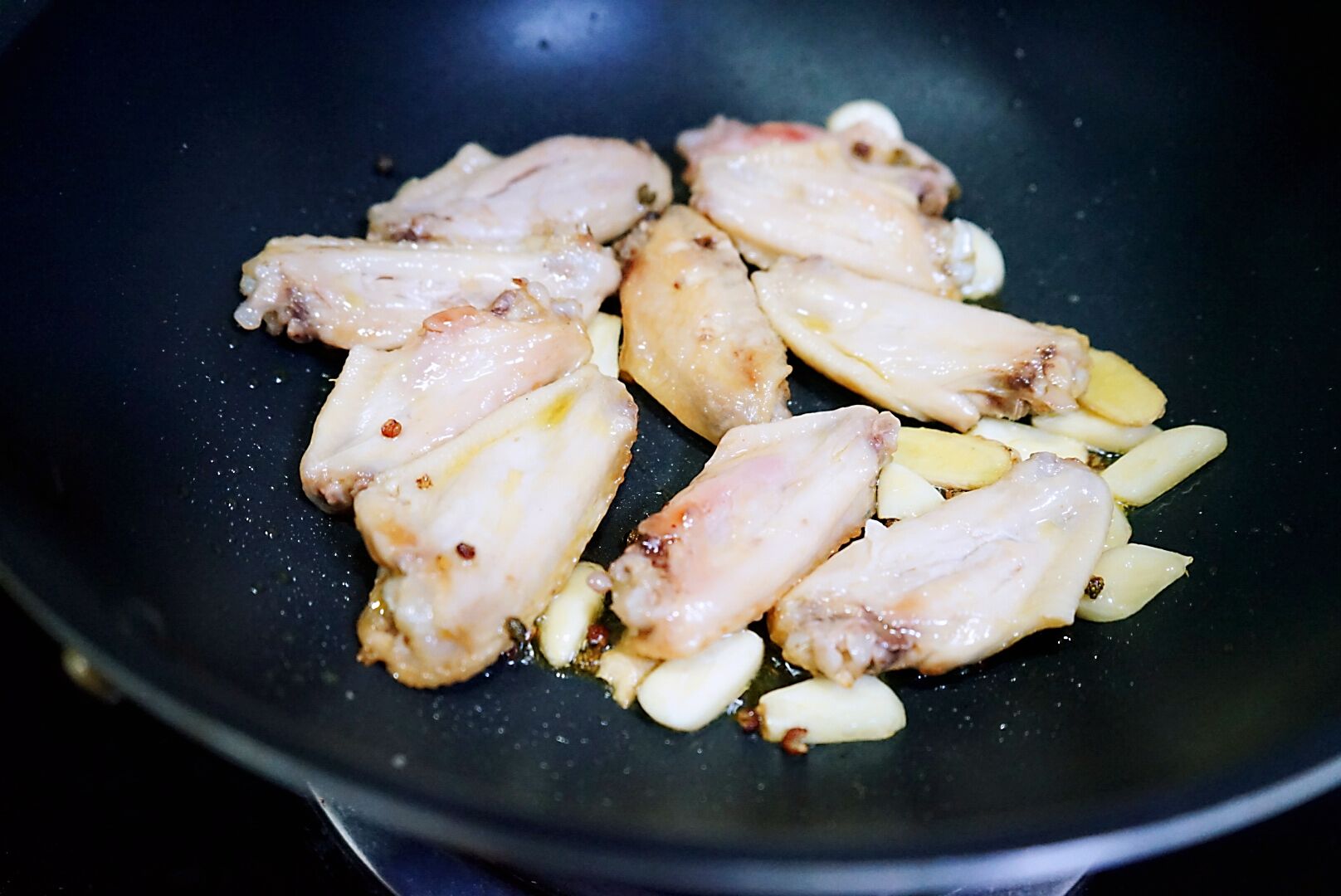 在家制作鸡翅麻辣香锅，食材丰富，营养更丰富，好吃到停不下来