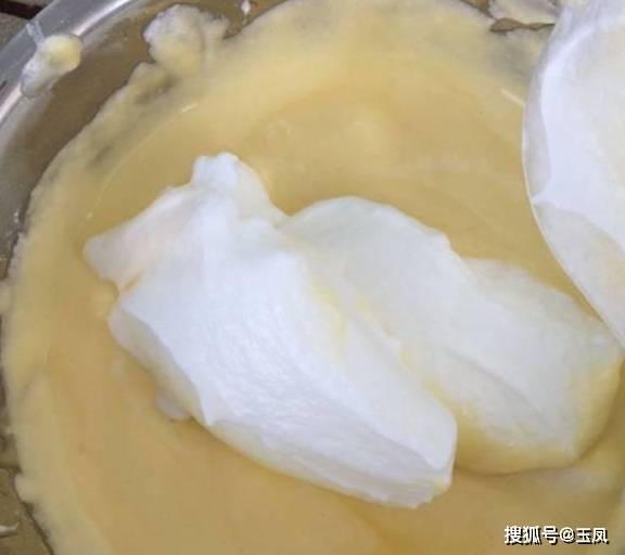 酸奶蛋糕的做法，3个鸡蛋，一碗酸奶，做出来的蛋糕松软可口