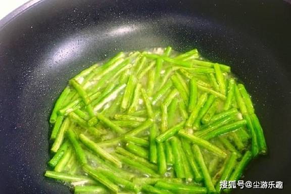 豆角这样炒，不仅颜色翠绿，而且非常下饭，趁着夏天要多吃一些
