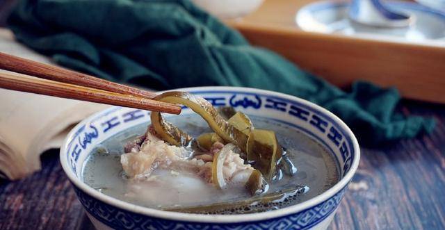 分享海带排骨汤的煲汤技巧，这样煲出来的汤色白，味鲜美