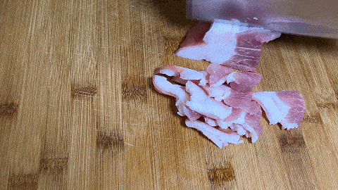 手撕包菜有多个版本，在家这样做，肉片焦香，包菜咸香入味，下饭