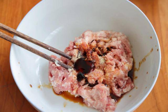 冬至要吃饺子，试试猪肉大葱饺子吧，看着非常精致，吃起来超香