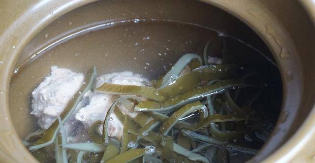 分享海带排骨汤的煲汤技巧，这样煲出来的汤色白，味鲜美