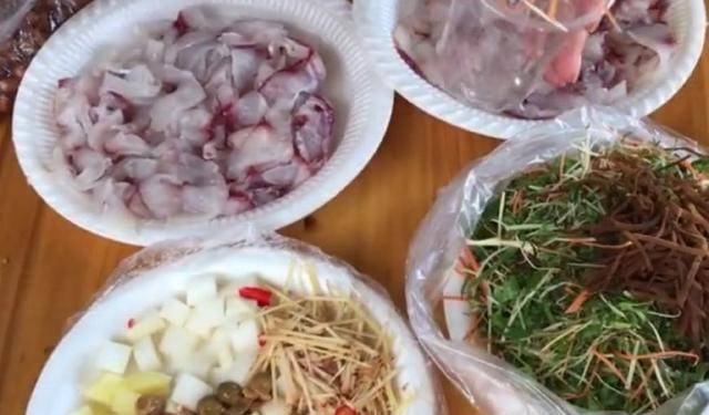 广西很流行一道名菜，3斤大草鱼切片蘸酱吃，外地人看了不敢下筷