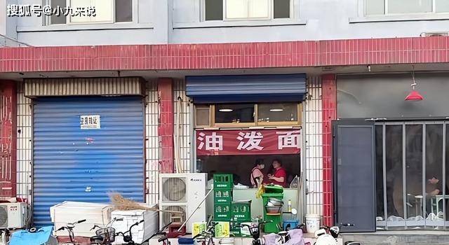 河南县城这家小面馆，招牌都没有，不点他家两个招牌菜，不让进门