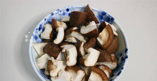 我家吃香菇，最爱这做法，不用炒不用油，鲜香多汁味道好
