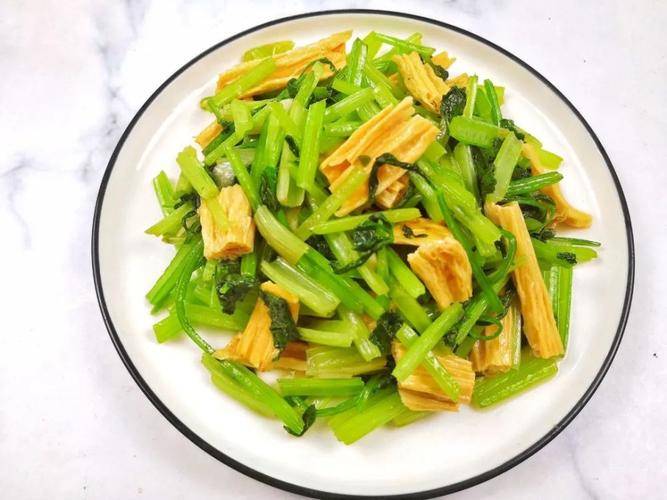 今天分享一道芹菜炒腐竹，是我家餐桌上的家常菜，做法简单，