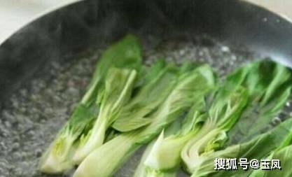 不管炒啥青菜，直接下锅炒是不对的，掌握这2步，青菜翠绿有营养