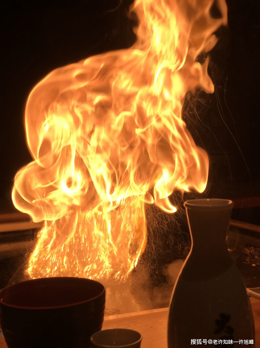 焚情铁板万物烧 ，烈焰闻香识味趣