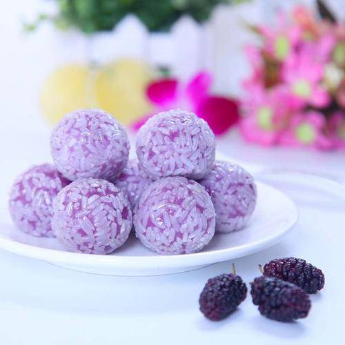 紫薯属于粗粮，含有丰富的膳食纤维，日常大米白面吃得多，