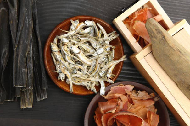 跟国外美食家鲁山人学习怎么做传统的日式高汤，用鲣鱼和昆布