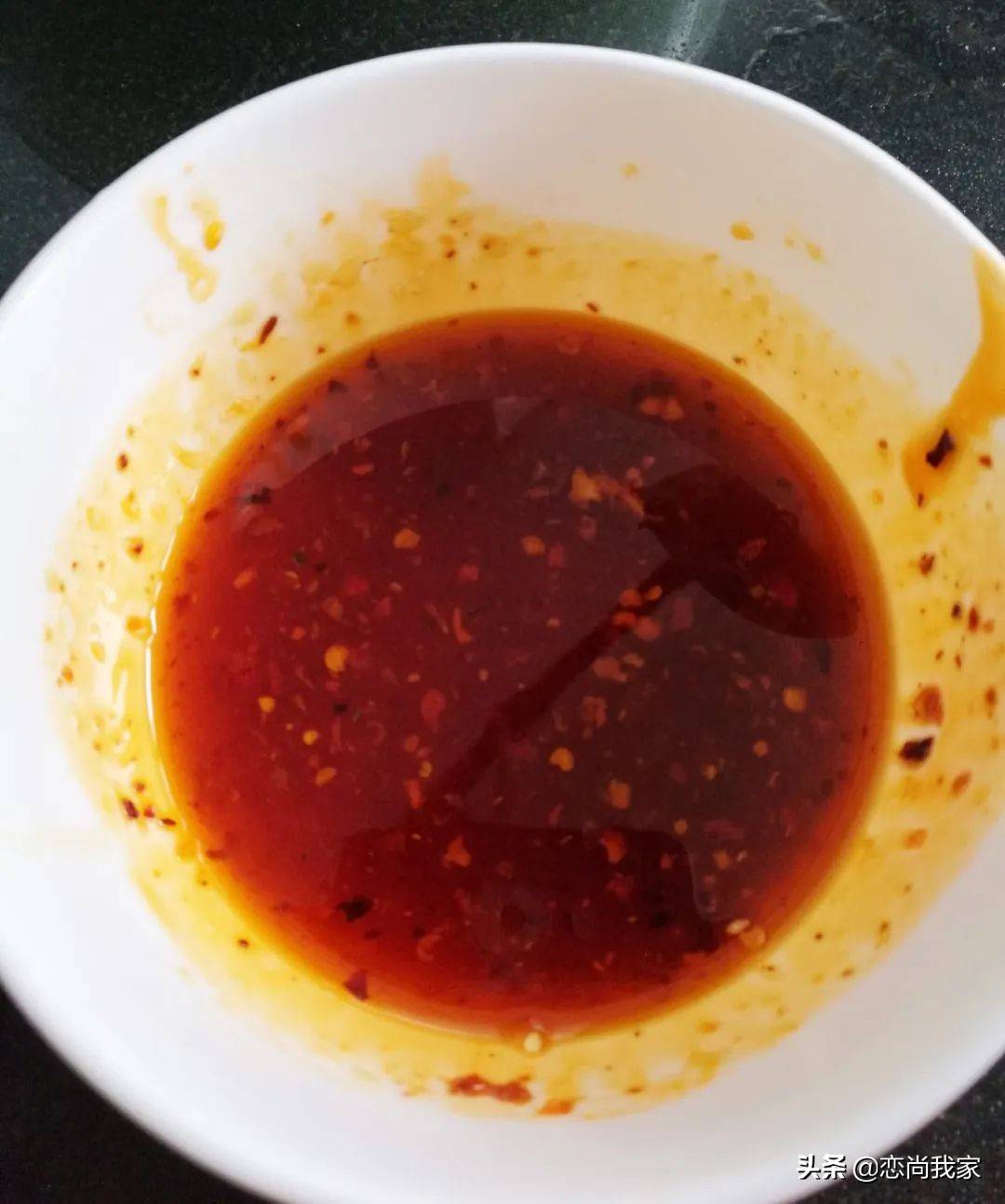 不会擀饺子皮的这样做，芹菜馅蒸饺配红油蘸料味道杠杠的
