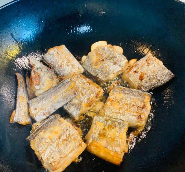 火麻仁干烧带鱼，鱼肉鲜嫩，味道鲜美