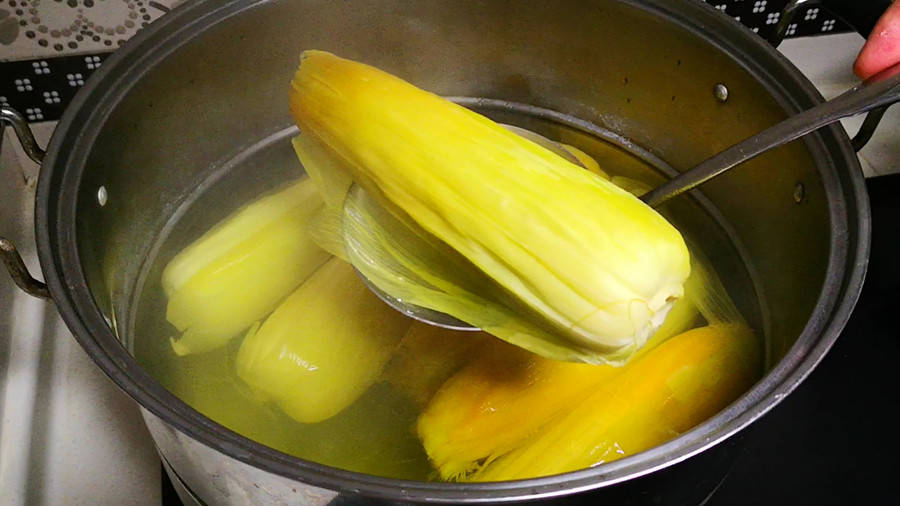 煮玉米时，别只用清水，多加这2样，煮好的玉米就会又香又甜又软糯！