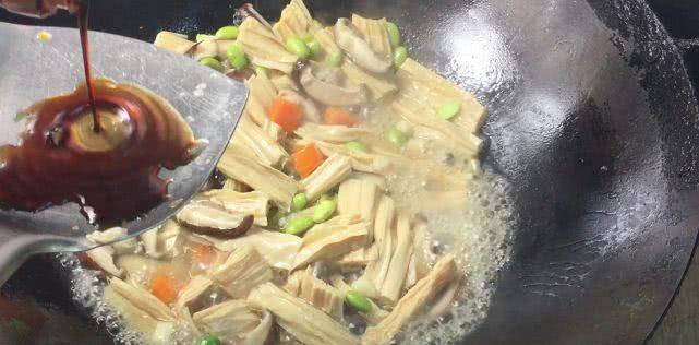 腐竹怎么做好吃，大厨教你秘制“鲜菇烧腐竹”嫩滑爽口，营养美味