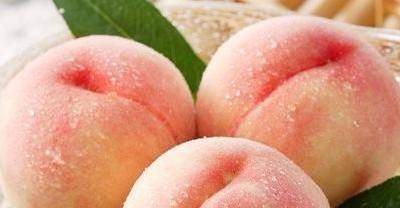 买桃子，别专挑大的红的，教您5个技巧，准能挑到香甜汁多的桃子