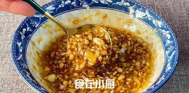 广东人爱吃的蒜蓉蒸排骨，做法简单，鲜嫩入味，出锅瞬间就光盘
