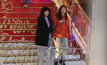 陈奕迅女儿近照曝光，穿衣打扮时尚成熟，确定16岁？