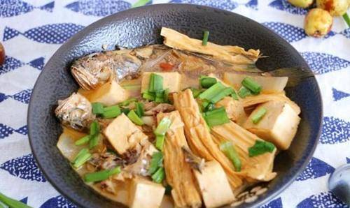 家常小黄鱼炖豆腐，简单易操作，口感鲜嫩，吃上一口鲜掉眉毛