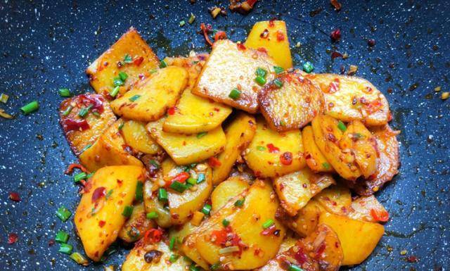 土豆的这种做法，香辣美味，好吃到舔盘，做法用料超简单