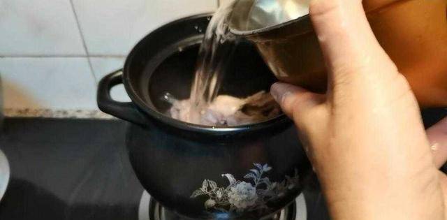 天冷你可能需要这么一锅靓汤，既营养又清火，非是芥菜排骨汤不可