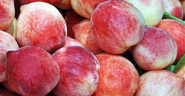 买桃子，别专挑大的红的，教您5个技巧，准能挑到香甜汁多的桃子
