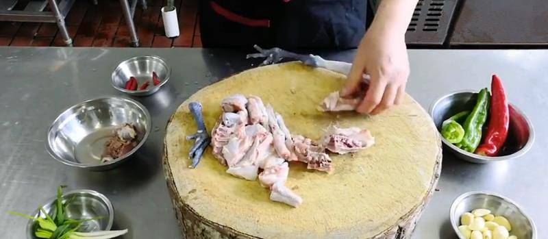 厨师长教你江苏泰州本地小公鸡正宗做法，不放酱料香料，原汁原味
