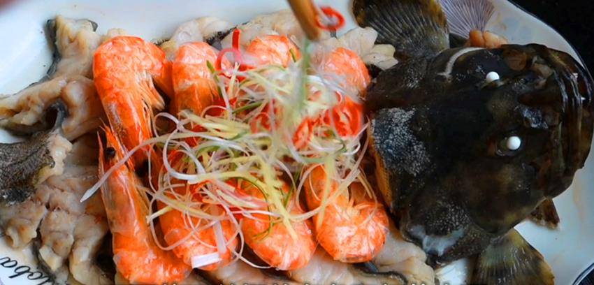 大厨将石斑鱼和基围虾这么做，营养丰富，肉质鲜嫩，孩子们抢着吃
