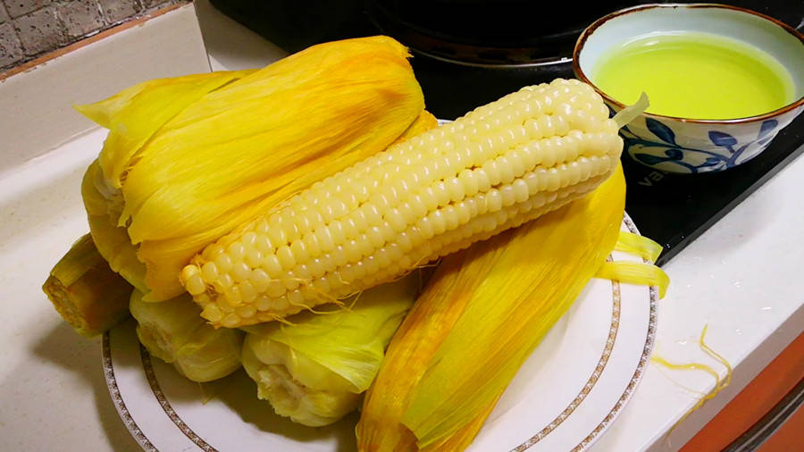 煮玉米时，别只用清水，多加这2样，煮好的玉米就会又香又甜又软糯！