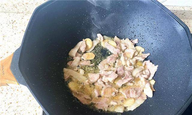 蘑菇炒肉这样做，简单美味，上桌被疯抢，肉片滑嫩蘑菇鲜，特下饭