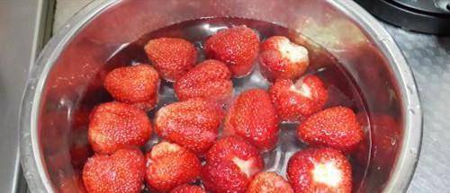 清洗草莓时，有人放盐也有人放碱，其实都错了，这才是正确做法！