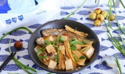 家常小黄鱼炖豆腐，简单易操作，口感鲜嫩，吃上一口鲜掉眉毛