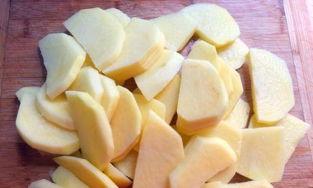 土豆的这种做法，香辣美味，好吃到舔盘，做法用料超简单