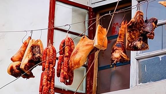 中国吃货在国外“晒腊肉”被邻居举报，举报的理由令人哭笑不得