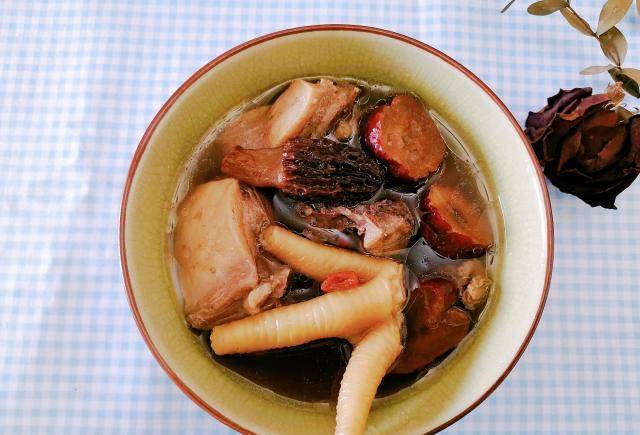 羊肚菌煲鸡汤是秋季养生必备的一道靓汤，它味道鲜美且营养丰富