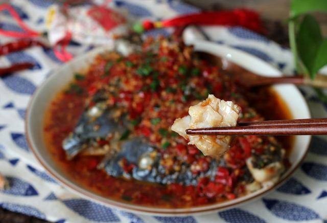 香辣开胃的剁椒鱼头，自己做也不难，味道可以媲美外面的餐馆