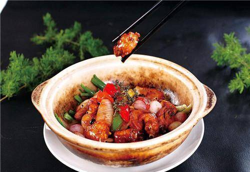 咸香美味的砂锅菜肴，特别适合秋冬季节食用
