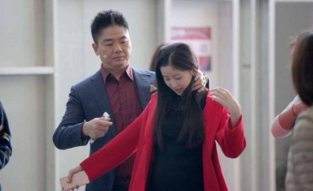 刘强东章泽天被偶遇，两人牵着女儿一起走，看上去十分幸福