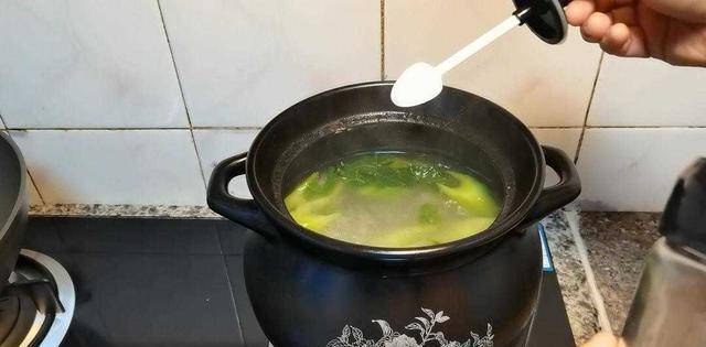 天冷你可能需要这么一锅靓汤，既营养又清火，非是芥菜排骨汤不可